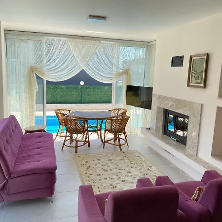 Ozel Havuzlu, Gurultuden Uzak, Luks Villa, Merkezi Konum Villa *